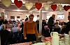 Grethe Froestad frå Stavanger lurer på kva godt ho skal velge i kafeen. Foto: Sigrund Breistig