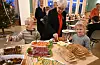Eli Våga og barnebarna Jonas Økland Våga (6) og Tiril Økland Våga (5) let seg freista av all den gode maten på bordet. Foto: Elisabeth Hauge Bakke