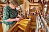 I Fartein Valens hus driv Elisabeth Husebø vevstova, som produserer ulikt handarbeid til gardsbutikken som ligg i vegg-i-vegg. Foto: Heidi Molstad Andresen / NPK
