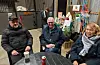 Desse tre koste seg. Frå venstre Knut Lier, Bjørn Arve Vea og Gunn Lillian Vea. Dei to siste kom heilt frå Vedavågen for «Jul i Stall Hanadalen». Dei slappa av med kaffi og syntest marknaden hadde vore veldig kjekk. Foto: Bente Jøsang