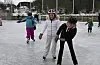 Sina Elise Nerland, Eliza Petzale og Charlotte Eriksen (alle 11 år) hadde god kontroll på isen. Dei er kjende med isbaner både på Stord og i Haugesund. Foto: Sigrund Breistig