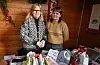 Mona (t.v.) og Maria Lervik selde handarbeid. Mona fortel at ho har budd på Hovda i 25 år og vore med på julemarknaden i 18 år. – Det blei laga 300 potetkaker i går kveld, fortel ho. Foto: Sigrund Breistig