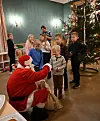 Julenissen fann vegen tilbake til Bråtveit bedehus for å dela ut julegåver til born og unge. Dersom ingen fortalde han at det neste år ikkje blir nokon juletrefest her, må einkvan skriva eit brev og leggja det i ein postkasse der brevfuglane kan henta det ei sein natt. Slik som i «Snøfall»? Foto: Elisabeth Hauge Bakke