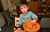 Yngstemann Noah (2) tar seg av utdeling av seigemenn.