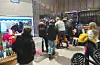 Det kom folk jamnt og trutt gjennom heile marknaden. Foto: Bente Jøsang