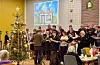 Koret Ad Libitum og Sissel Fjellsbø under framføringa av juleforteljinga hennar. Foto: Privat