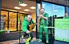 Torsdag formiddag åpnet Kiwi Sveio dørene igjen etter at oppussingsprosjektet var i mål. Fra venstre: trubadur for dagen John Anders Semb, butikksjef Stig Runar Tveit og medarbeider Thomas Spidsø. Foto: Morten Vågset Møller