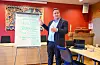 Sveio-ordfører André Mundal Haukås presenterer de fem prioriteringene for 2026 under møtet mellom Haugalandsrådet og Sunnhordlandsrådet i Sveio 5. desember. Han påpeker at nummereringen ikke er en rangering av sakene. Foto: Morten Vågset Møller