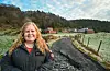 Stine E. Thorsen reagerer på standarden på Emberlandsvegen og mener det trengs mer enn kortvarig lapping for å få en tryggere veg.Foto: Morten Vågset Møller