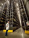 Fatlageret er inspirert av moderne bodegaer i Spania, og rommar til kvar tid 8000 fat med akevitt. Foto: Heidi Molstad Andresen / NPK