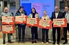 Sveibuar til stades på utdelingsmarkeringa: Frå venstre Per Bjarte Torkelsen som representerte både Førde samfunnshus og Førde ungdomslag, Lilly Helland, Lid 4H, Inger Emilie Panayiotou, Sveio Drilltropp, Tilde Hegerland Christiansen, Sveio skulekorps, Tor Helge Hadland frå Sveio kyrkjelege fellesråd og rådgjevar i Sparebanken Norge William Bråtveit Dagsland.