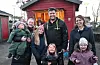 Frå venstre Mette Helen med vesle Oscar på armen, Carolina, Helena og Ronny Eidsvåg (bak), Susanne og Elena Strømø. Foto: Sigrund Breistig