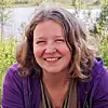 Det er mange gode grunnar til å lese, seier Petra Helgensen, og nemner alt frå kognitiv utvikling, språkutvikling og empati. Å lese på to målformer, er endå betre: Det stimulerer hjernen til å lage nye samanhengar og utvikle seg endå meir. Foto: Chad Stokes / NPK