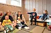 Torsdag forrige uke fikk fire ungdommer fra Sveio skule prøve seg som barnehageansatte for noen timer. Marius Hovland la raskt merke til at det var flere nye fjes i barnehagen. Fra venstre: Heine Kilnes Nornes, Nojus Mineika (gul genser), Odin Semb, Sebastian Fresvig Strige (beige T-skjorte), Marius Hovland og Vilde Tønnessen Johnsen. Foto: Morten Vågset Møller