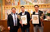 Ordførane i kommunane ambassadørane kjem frå, er med på mottakinga og held talar til mottakarane. Her André Mundal Haukås saman med dei nyslåtte ambassadørane Sten Magne (t.v.) og André Birkeland. Foto: Visit:Haugesund