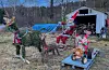Denne kreative juledekorasjonen på Straumøy er det Andre Lier som har laga. Foto: Mariann Stokkenes