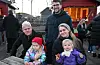 Svein Lie, Serine Vallestad, Gunnar Vallestad og Susanne Lie Vallestad med Dina på fanget, koste seg med nysteikte lappar i Sveio. Foto: Sigrund Breistig