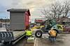 Alf Owe Lie (t.v.) og Andreas Ekrheim sjekkar at den siste boda er løfta heilt klar av lasteplanet. Eivind Nærum har full kontroll på trucken. Foto: Ellen Marie Hagevik