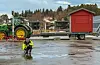 Holet der julegran skal stå var frose, så Oleh Ditsekh måtte mellom anna ty til varmt vatn for å løysa opp isen. Foto: Ellen Marie Hagevik