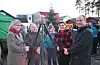 God stemning rundt bålpanna då temperaturen fall. Frå venstre: Urd Hjelmeseter, Øyvind Sæverhagen, Ragnhild Sæverhagen, Trude Christina Halvorsen og Rune Hjelmeseter. Foto: Sigrund Breistig