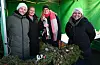 Frå venstre Ann Elin Selsaas Sveen, Ranveig Hegerland, Christina Bützer og Synnøve Selsaas Spilde. Ann Elin og Synnøve selde heimelaga brakehjart dekorert med naturmateriale. Ranveig og Christina spela med skulekorpset. Foto: Sigrund Breistig