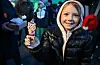 Astrid Marlen Liknes (9) viser stolt fram det ho laga på juleverkstaden for dei minste. Foto: Sigrund Breistig