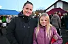 Siren Bråtveit og Jenni Bråtveit-Jahr frå Ekrene kosa seg på julemarknaden. Foto: Sigrund Breistig