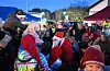 Nissen var den mest populære gjesten under julegrantenninga. Han vart raskt omringa av ivrige barn som ville helse på, ta bilde og sjå kva som skjulte seg i sekken. Foto: Sigrund Breistig