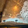 Nattleg snørydding sett frå innsida av ein snøplog i bustadgate