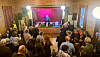 Fullt ungdomshus med publikum framfor scena under konsert med Bjørn Berge.
