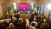 Fullt ungdomshus med publikum framfor scena under konsert med Bjørn Berge.