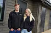 Selma Sponevik Nesse og Andre Danielsen utanfor eit mørkt trehus med garasje.