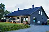 Mørk tomannsbustad med blått tak på eit nytt bustadfelt ved Vikse skule.