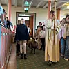 Sauen André går inn i kyrkja saman med Sveio barnekor og Marianne Svarverud Hansen.