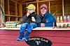 Torbjørn og tante Hanne står i ein gardssal med egg, rabarbrasaft og skiltet «Haugane Gard».