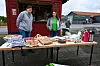 To personar står bak eit bord med heimebakst, kaffi og andre varer frå Lid 4H.