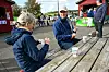 Marianne og Kåre Bjelland sit ved eit trebord på Bondemarknaden i Sveio sentrum.