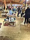 Kundar handlar mellom klede, interiør og andre varer i den treinnreidde Spinneriet-butikken.