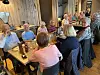 Gjester et middag saman rundt bord i dei rustikke lokala på Edeståvå.