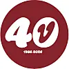 Mørkraud rund logo med kvitt tal 40 og teksten 1986–2026.