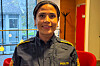 Kine Andersen i politiuniform sit på eit kontor i Sveio.