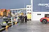 Mannskap ved ein arbeidsbåt på eit kaiområde i Haugesund.