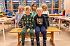 Fem førsteklassingar sit og står på benker i eit klasserom ved Auklandshamn skule.