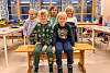 Fem førsteklassingar sit og står på benker i eit klasserom ved Auklandshamn skule.
