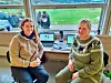 Hanne Espevik og Anne Bakke Handeland sit ved eit skrivebord i eit lyst sekretariat.