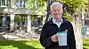 Jan Egeland smiler utandørs medan han held ein kvit kopp.
