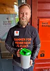 Leif Sverre Haga held ei kvit bøtte framfor Sveio Frivilligsentral.