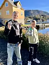 To gutar står ved fjorden i Valestrand med innsamlingsmateriell under TV-aksjonen.