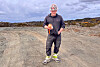 Birger Bjelland står på eit grusområde med verneutstyr og eit saluttskot.