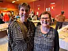 Astrid Sandvik og Hjørdis Kallevik på Sveio-utstillinga i ein raudmåla utstillingssal.